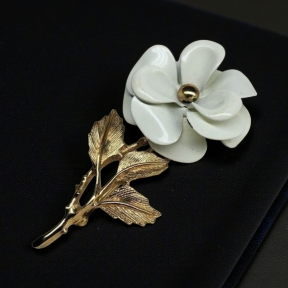Avon Snow Flower Brooch 1972 Vintage White Floral Gold Tone Pin - Picture 2 of 4